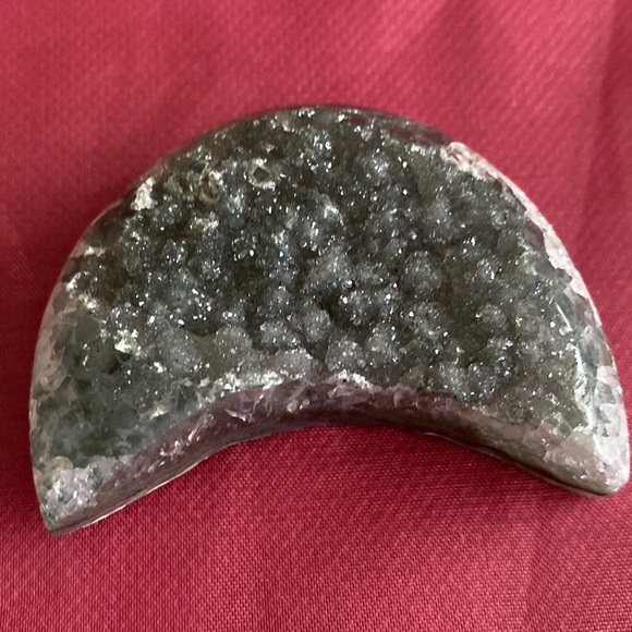 BLK AMETHYST DRUZY MOON. 2.25 X 1.50 X 1/2” - Picture 4 of 16